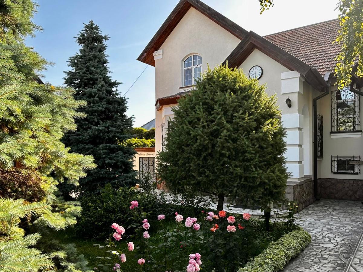 ホテルAstoria Garden ビシュケク エクステリア 写真